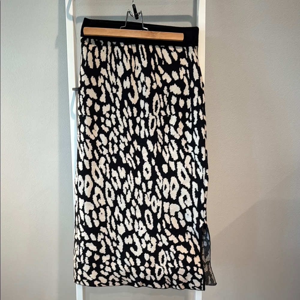Wishlist Leopard Print Black and White pencil sweater Skirt size L NWT